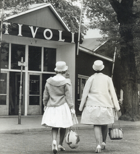 602612 Afbeelding van twee jongedames op weg naar het congres van de Nederlandse Vrijgezellenbond in het gebouw Tivoli ...